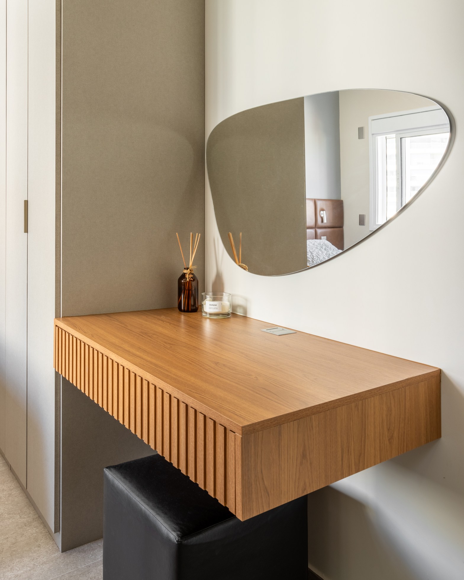 Minimalismo e funcionalidade em um só lugar✨ Uma penteadeira que também é home office, com design moderno e prático. Perfeita para quem busca praticidade no dia a dia! O espelho orgânico adiciona um toque único de elegância, com um formato orgânico que traz personalidade e sofisticação, criando o ambiente ideal para momentos de beleza e reflexão. Gostou desse espaço? Quero saber sua opinião nos comentários!